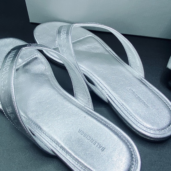 Balenciaga Women’s Round Metallic Leather Flip Flops SIZE 40 SILVER AUTHENTIC - Picture 5 of 8